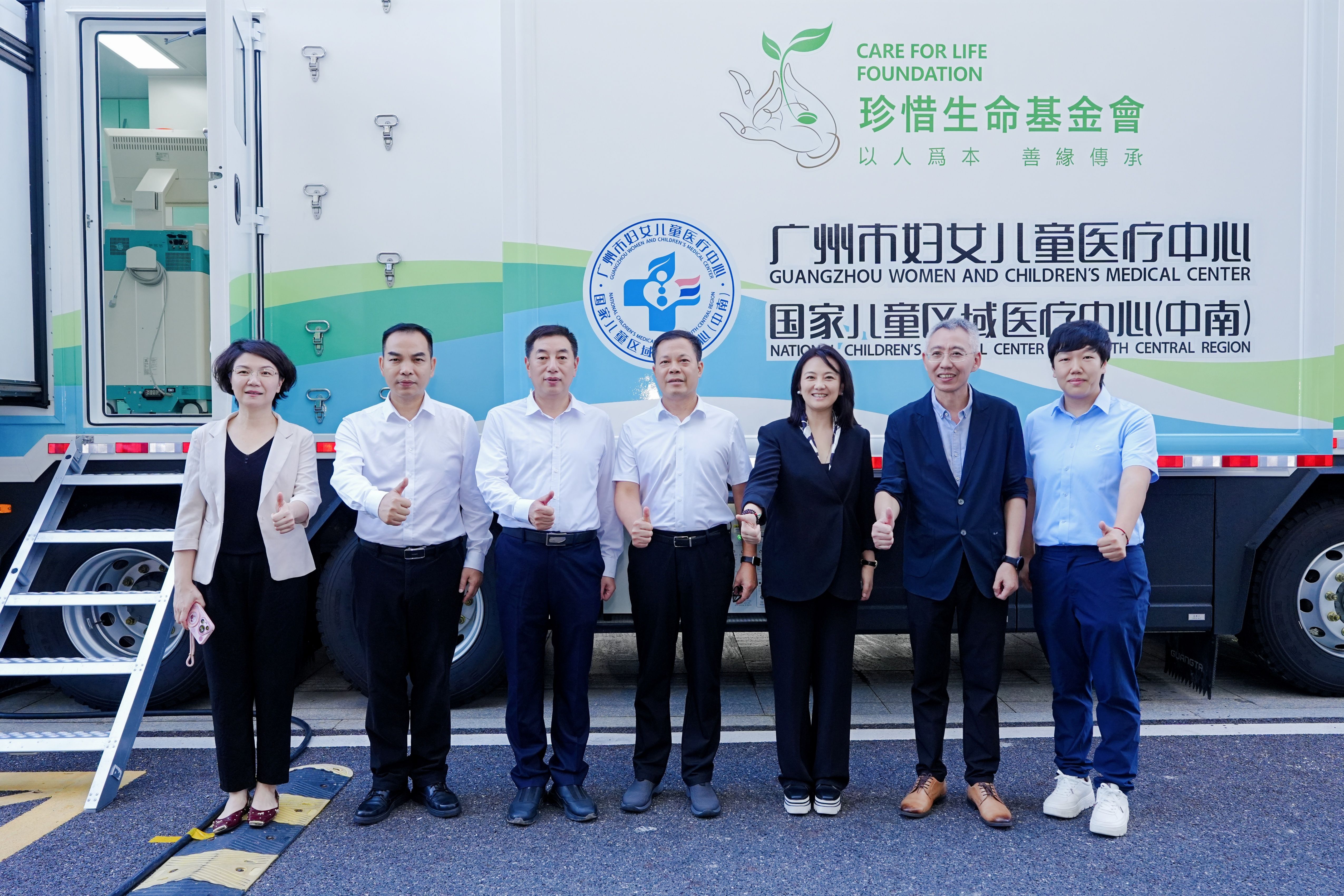 科技赋能 爱心守护生命 | 李家杰博士捐赠的国内首台移动手术车正式启用